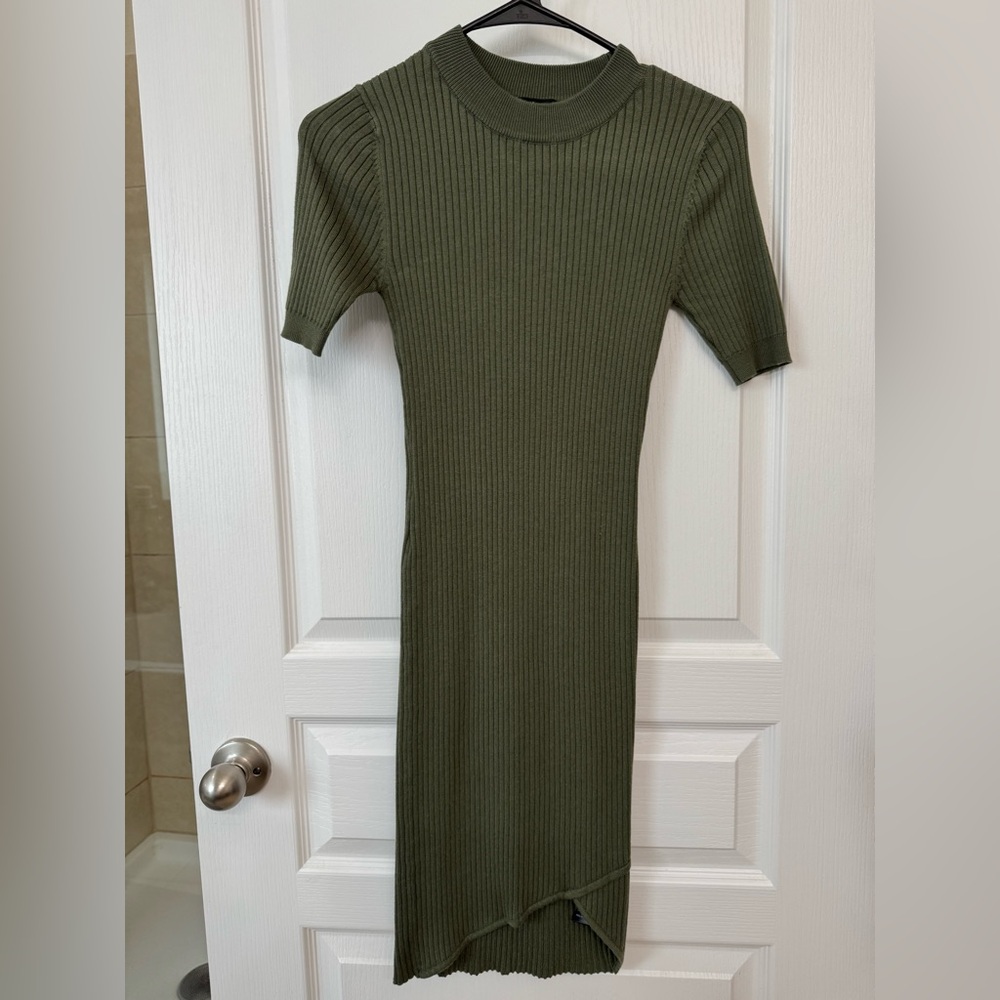 Olive green 3/4 sleeve. Fitted. XS